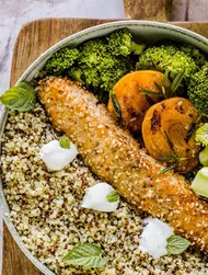 Bol de quinoa caliente con salmón cubierto de sésamo y albaricoques