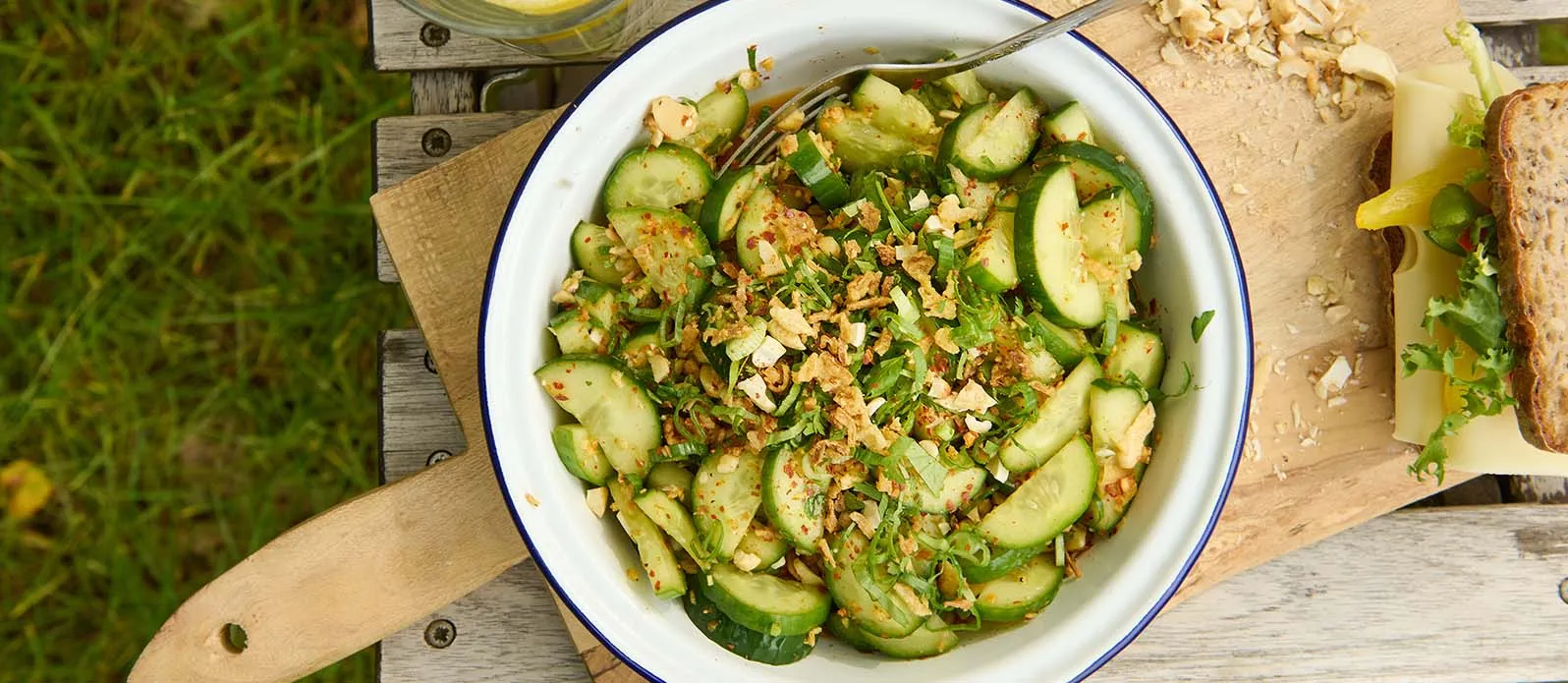 Ensalada de pepino con nueces, guindilla y salsa de soja