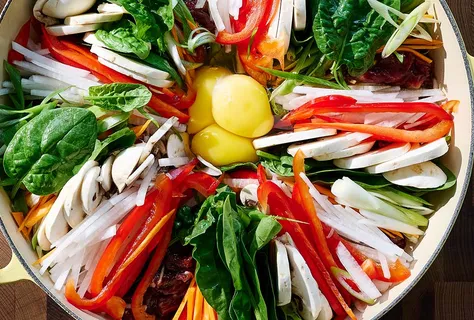 Olla caliente coreana jeongol al estilo sukiyaki