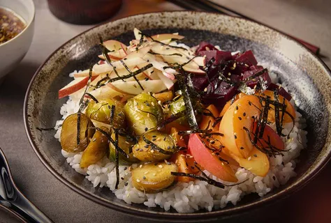 Donburi de verduras asadas, frutas y furikake