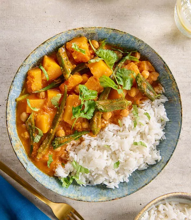 Ragú de calabaza y okra con arroz