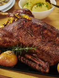 Ganso de Navidad relleno con salsa de soja y manzanas asadas