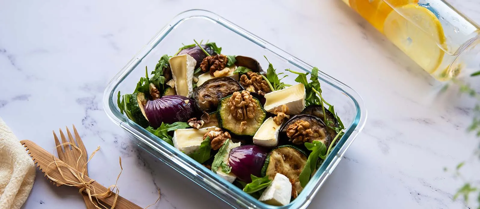 Ensalada de verduras a la parrilla y queso camembert