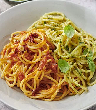 Pasta al pesto rojo y verde con tomate y aguacate