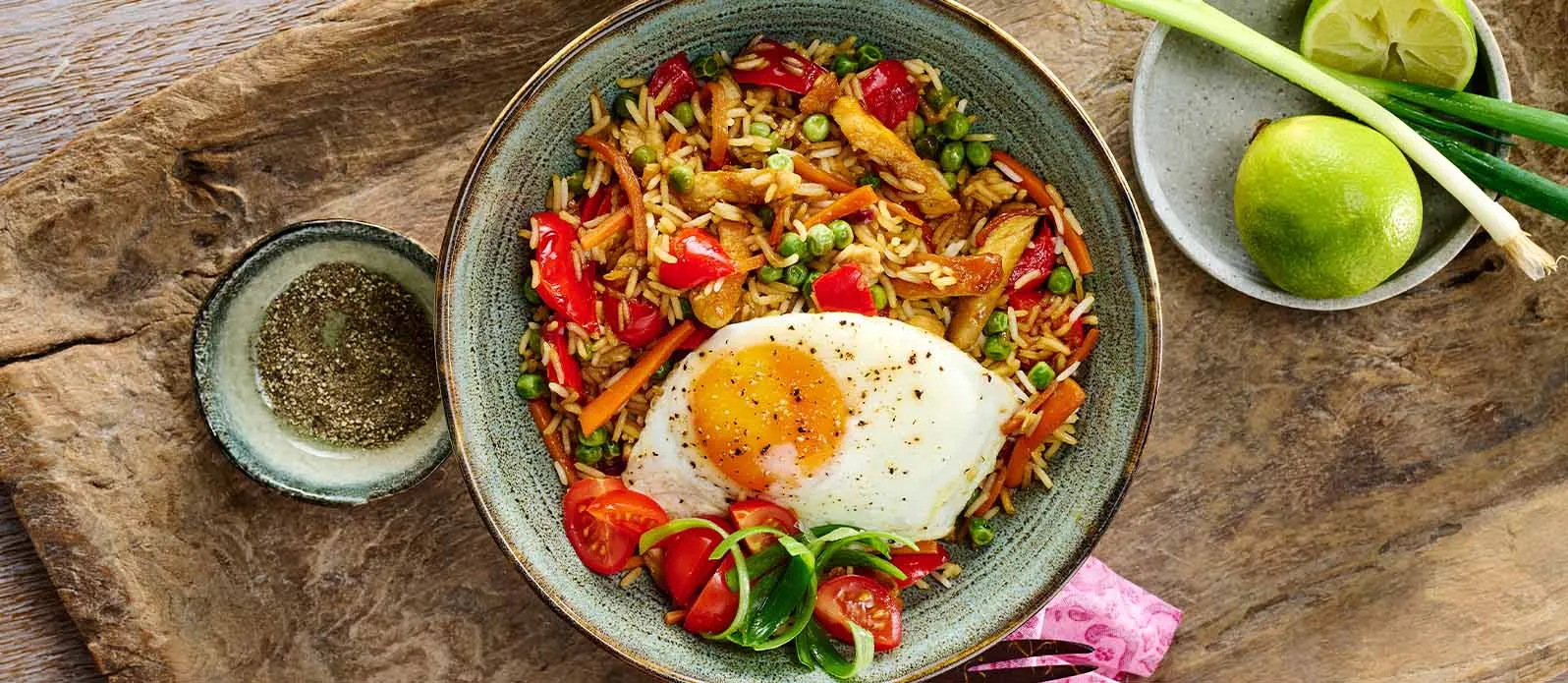 Nasi goreng con pollo, huevo y salsa de soja dulce