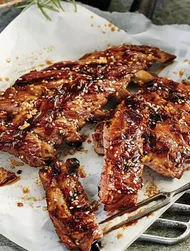 Costillas agridulces orientales cocinadas en la barbacoa