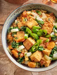 Dal de lentejas rojas con tofu y jengibre