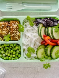 Bol de fideos con tofu y cacahuete