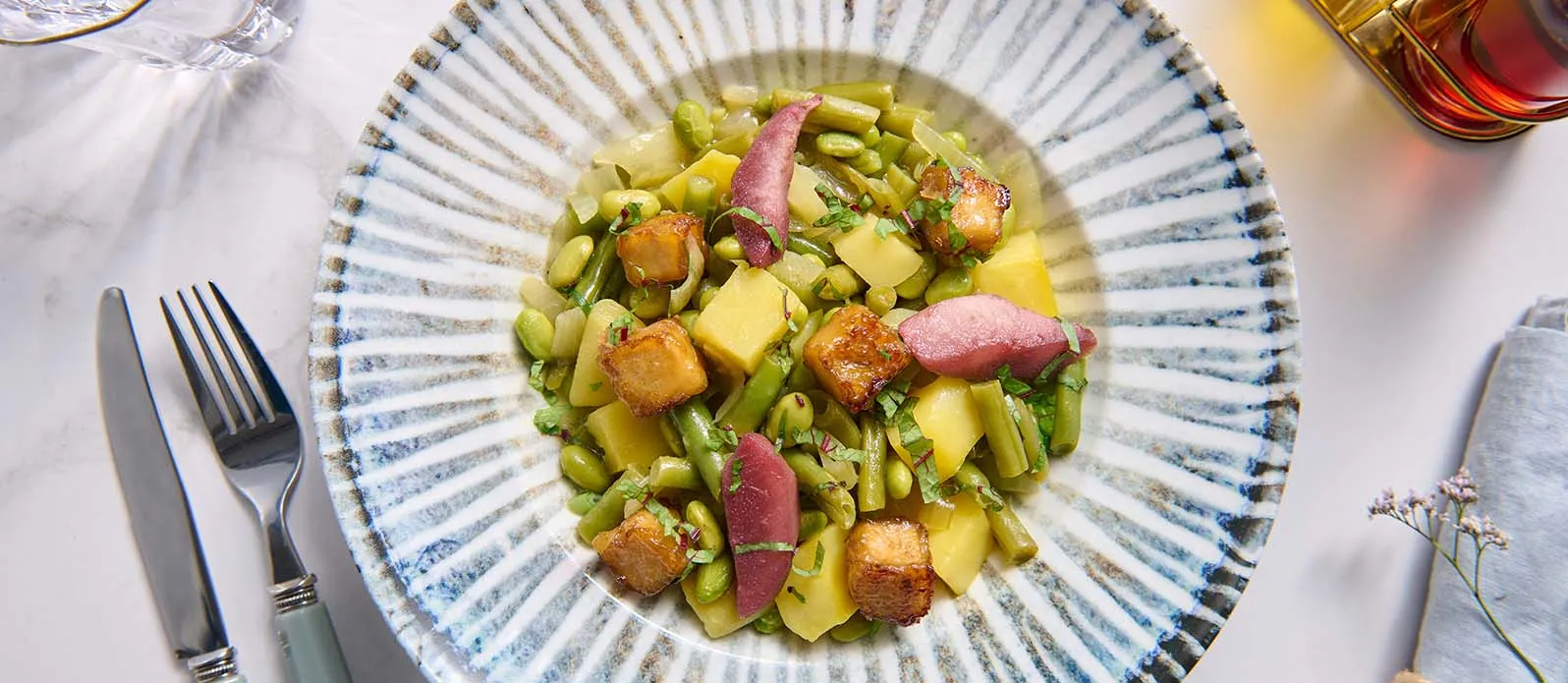 Ensalada de pera al vino, judías verdes y tofu