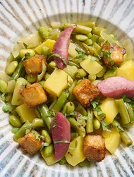 Ensalada de pera al vino, judías verdes y tofu