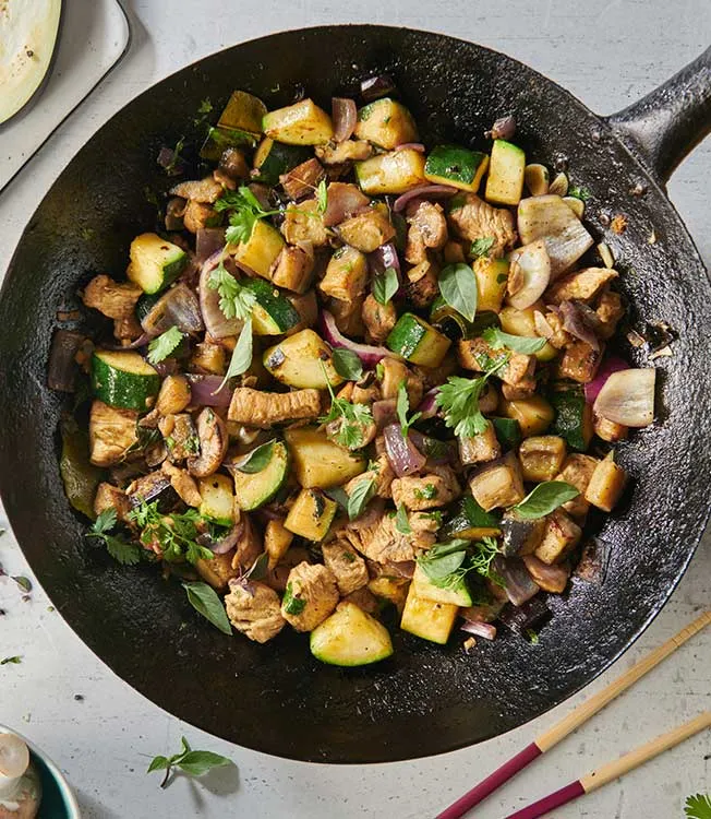 Salteado de pollo al curry verde estilo tailandés