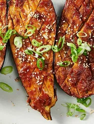 Berenjena asada con miso y miel