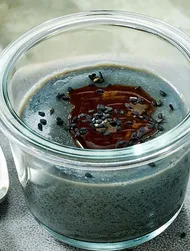 Panna cotta vegana de goma con tahini negro