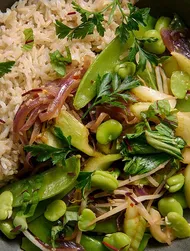 Arroz frito con habas verdes y salsa de soja