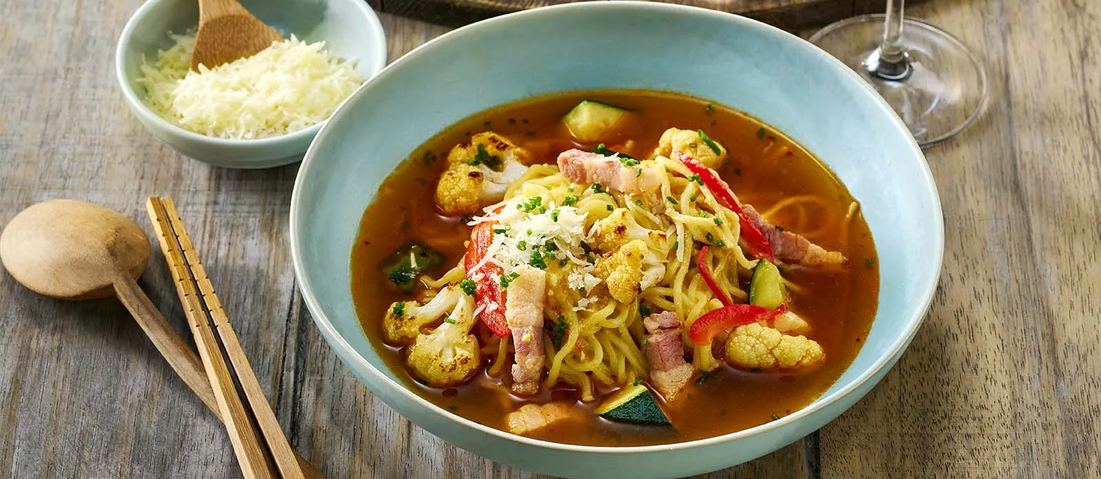 Ramen cremoso a la carbonara con un toque picante