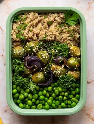 Verduras glaseadas con tahini y soja con quinoa