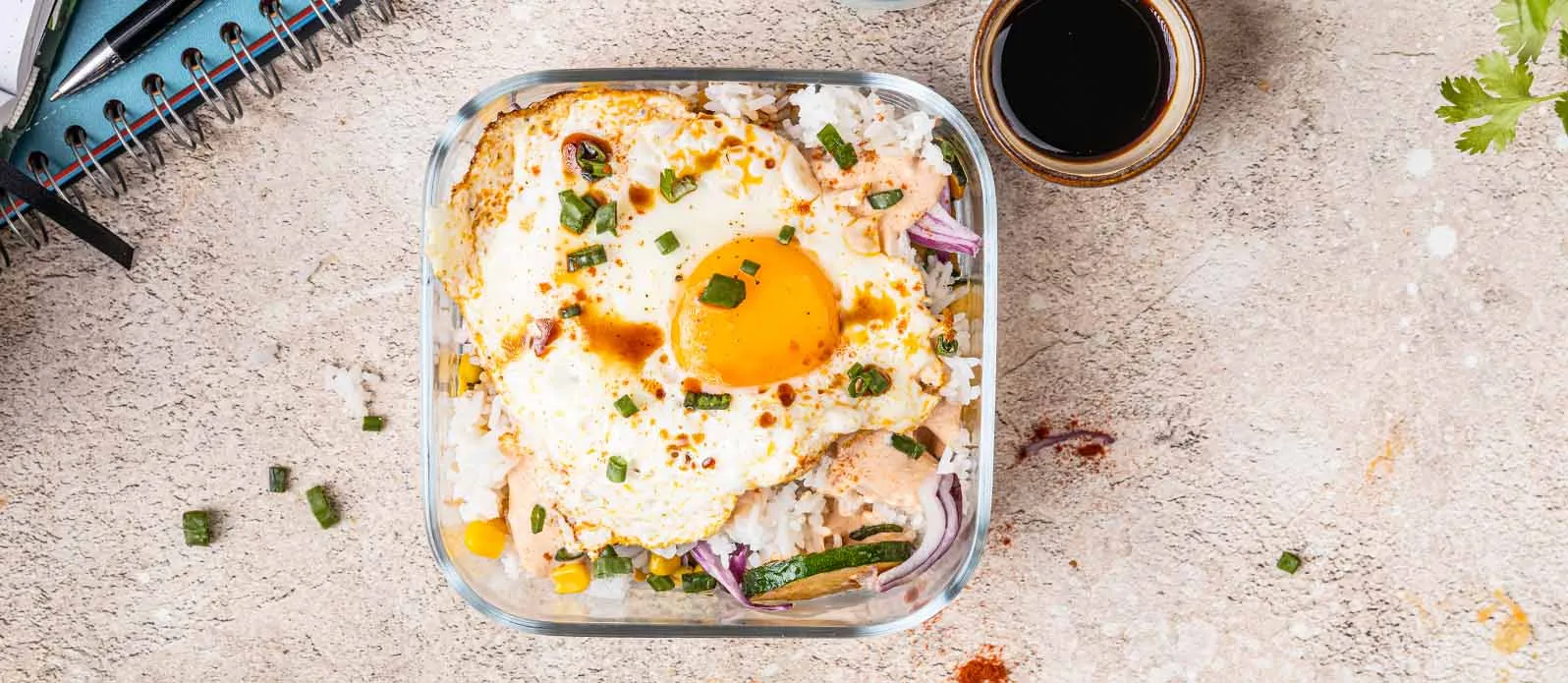 Ensalada de arroz con calabacín y huevo