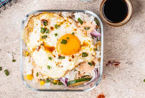 Ensalada de arroz con calabacín y huevo