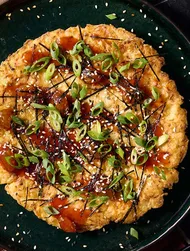 Okonomiyaki con chucrut y salsa de pasas picante