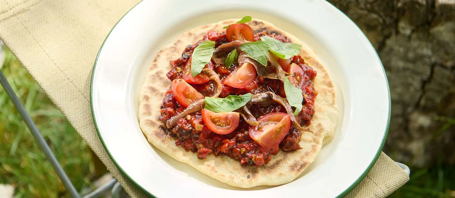 Pan plano con pasta de pimiento aromático