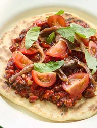 Pan plano con pasta de pimiento aromático