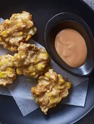 Pastelillos de tempura con atún y maíz dulce