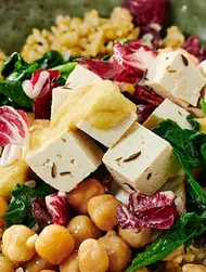 Bol saludable de bulgur y garbanzos con feta vegano