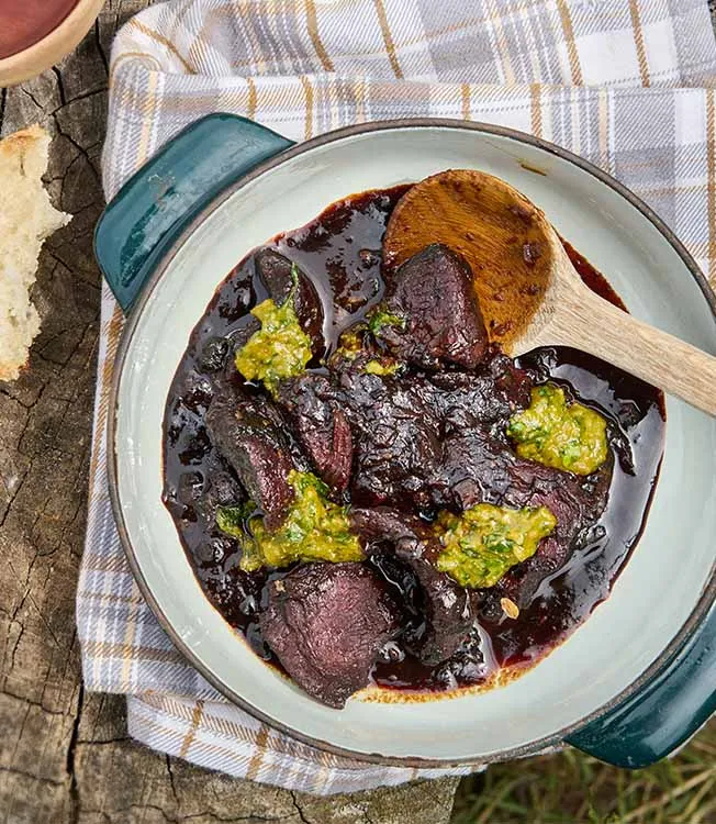 Estofado de caza con enebro y romero