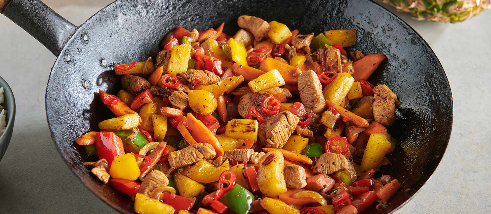 Pollo salteado con pimientos y lima