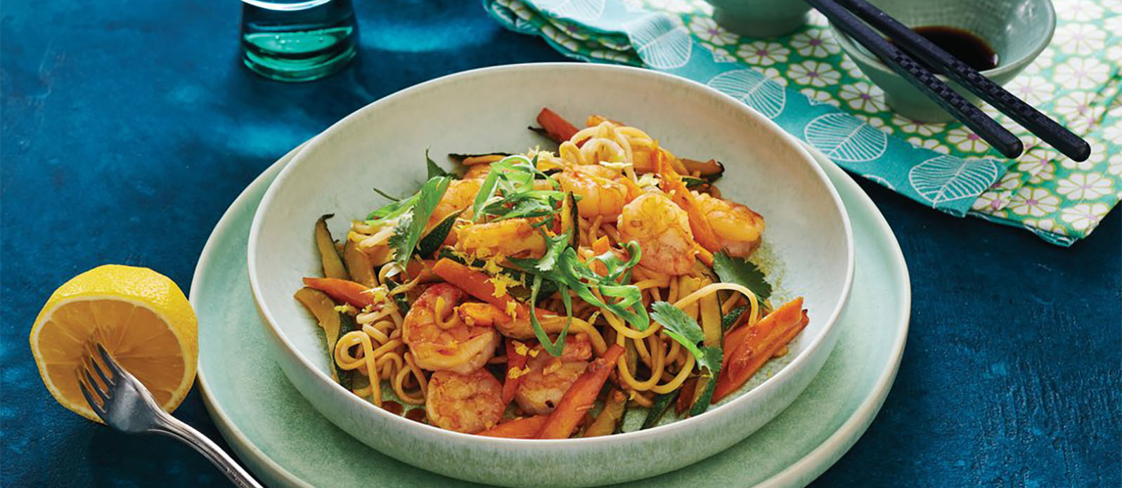 Tallarines salteados con langostinos y verduras